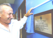 ACGA President Sam Coffa unveiled a plaque dedicating the Bendigo Centre to Youth bowlers 